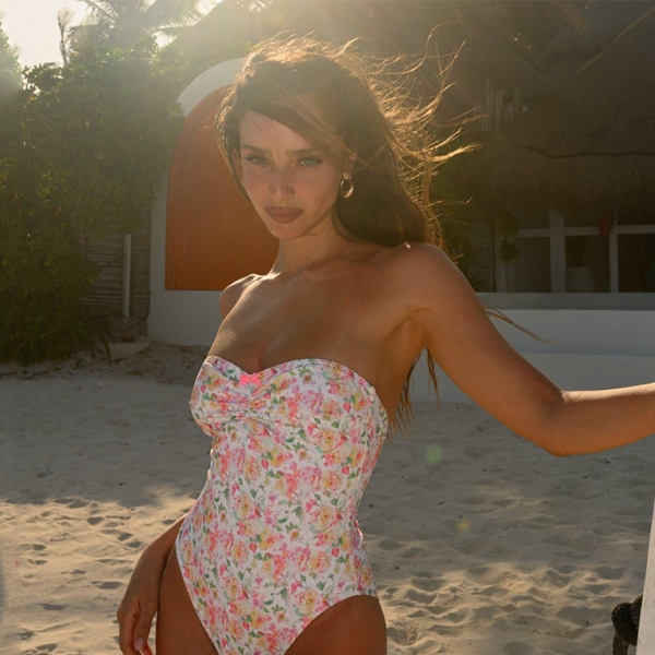 π₯ Chic & Sexy Bandeau One-Piece Swimsuit β Trendy Swimwear for Summer π¦