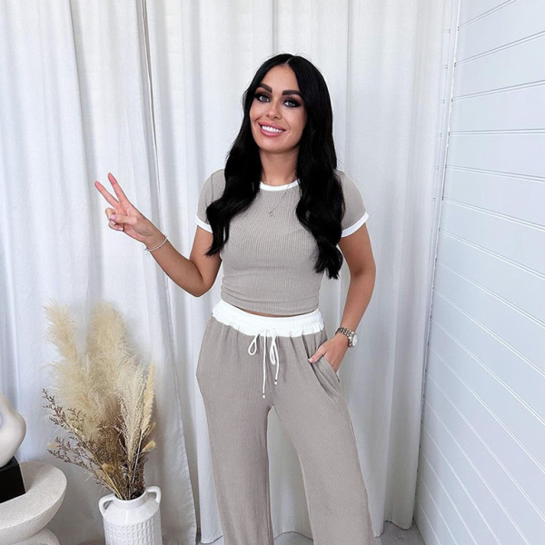 π€ Chic & Comfy Two-Piece Set β Trendy Wide-Leg Pants + Contrast Tee π€